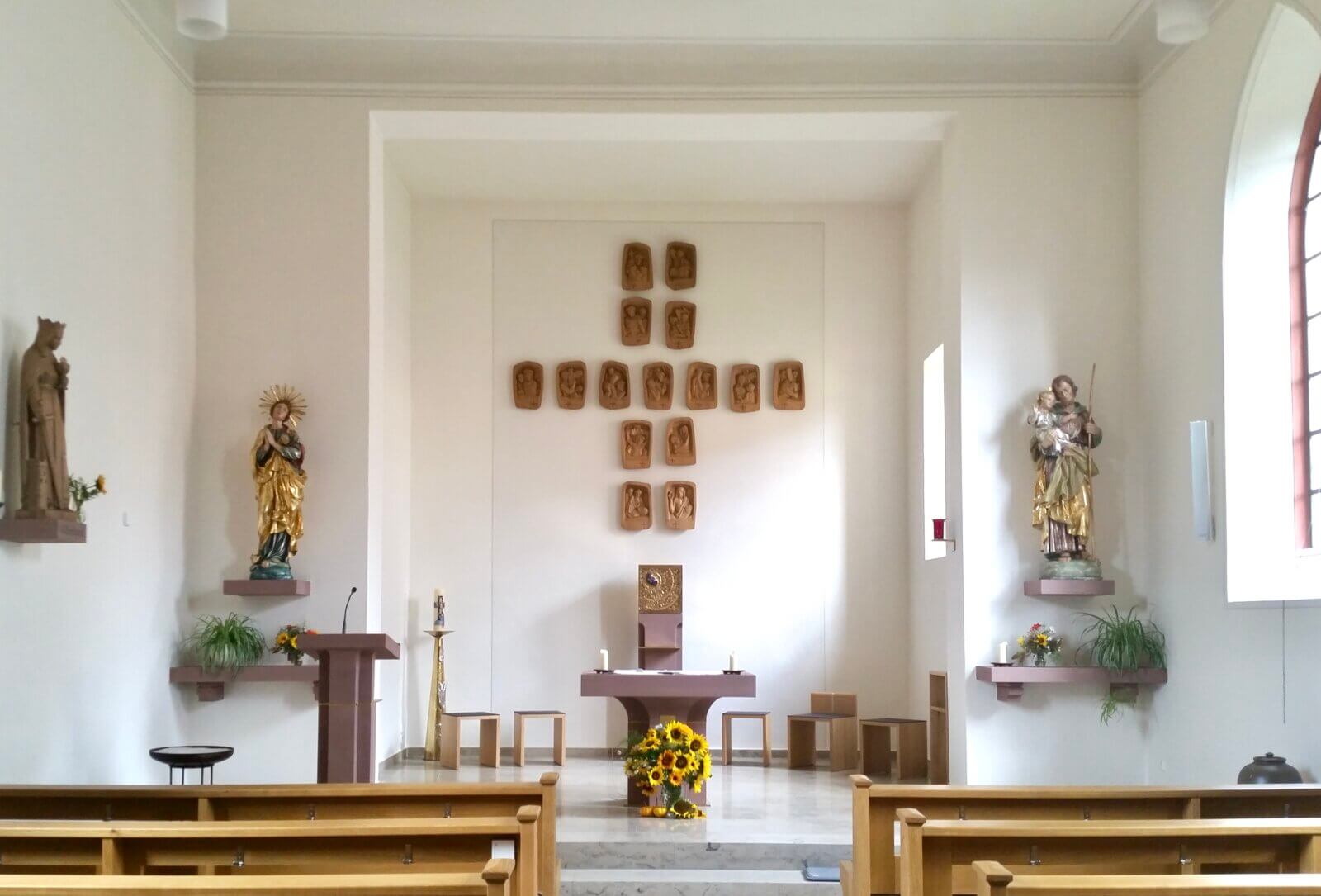 Marienbrunn  Altar/Ambo/Sedilien/Tabernakelstele