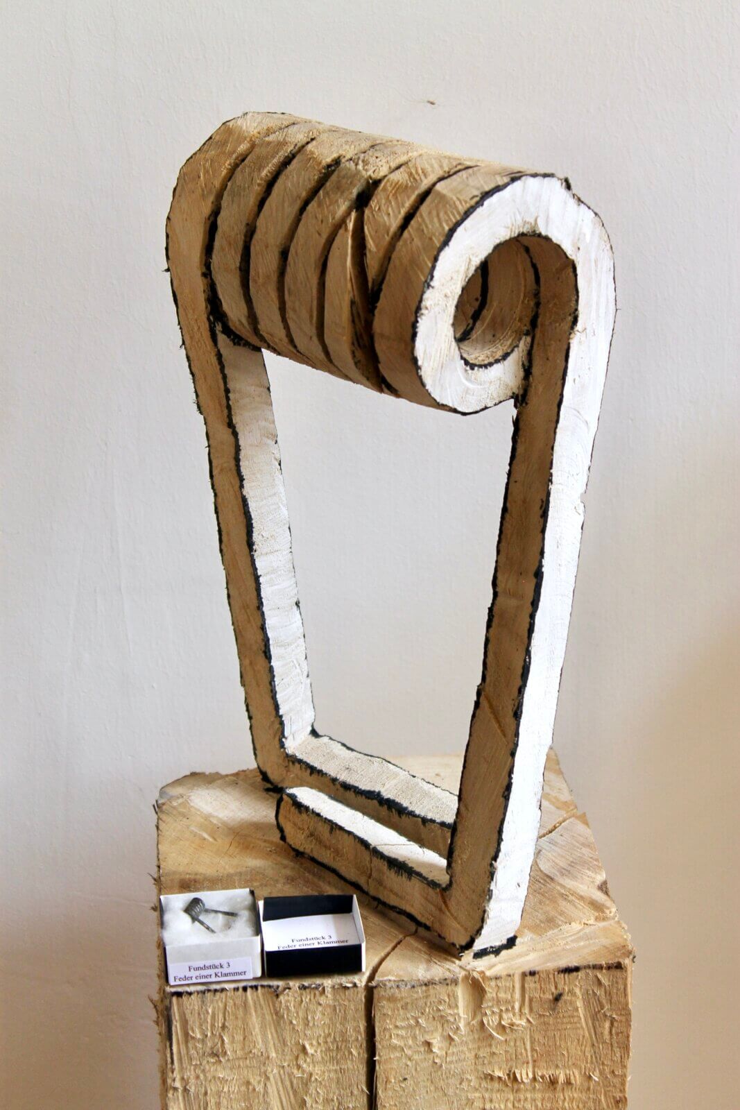 Fundstück Feder einer Klammer - Linde gefasst