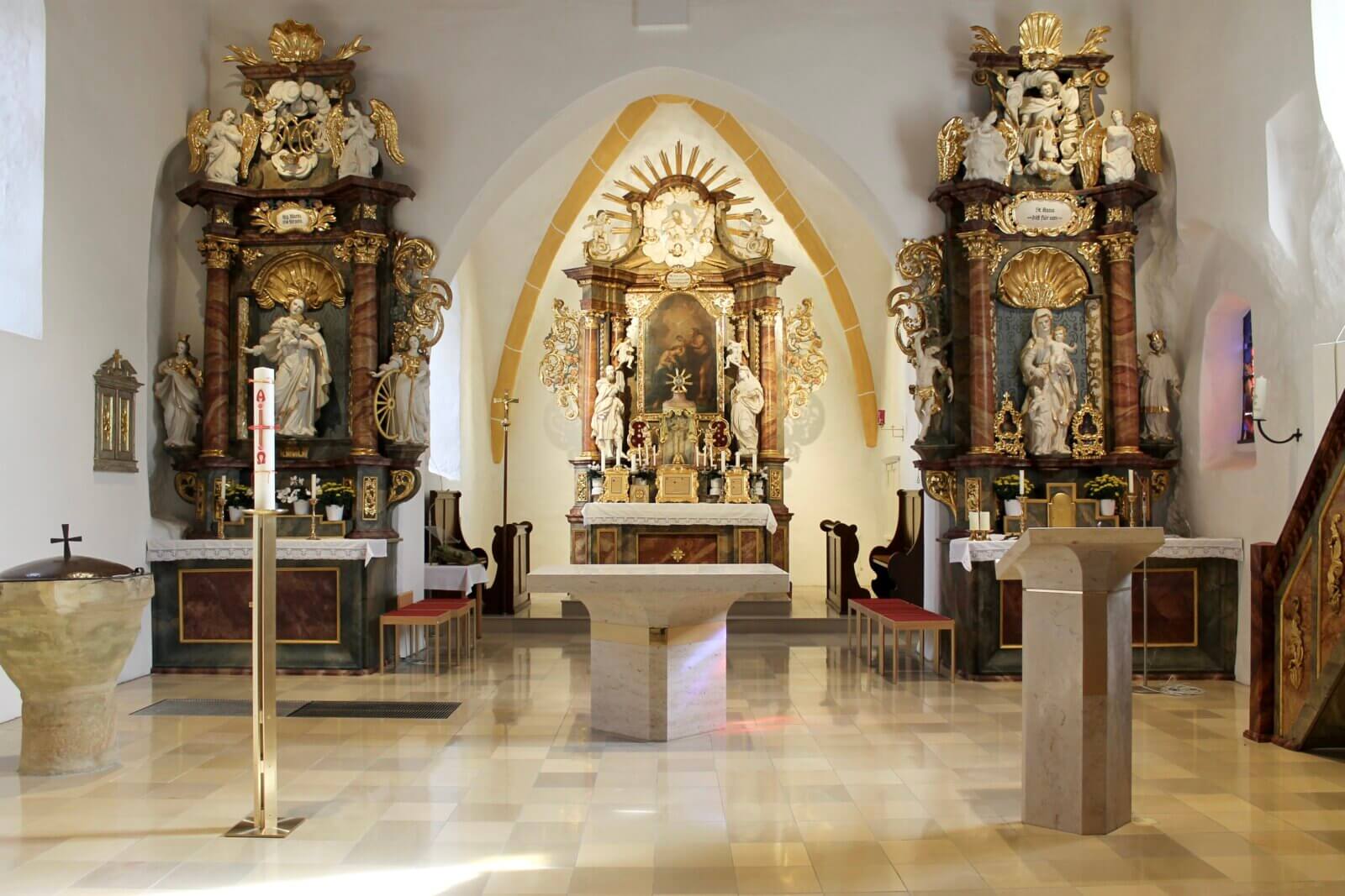 Kirchenbirkig Altar/Ambo/Osterleuchter/Sedilien