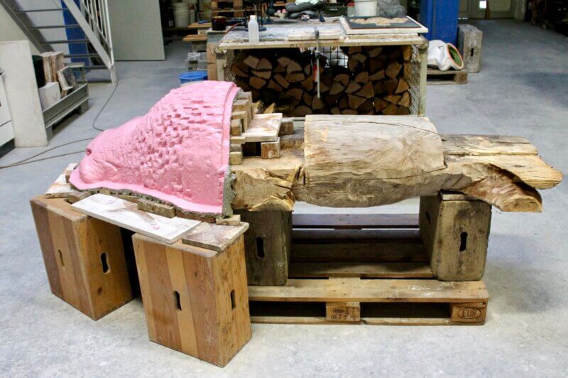 Holzlöwe in der Bronzegießerei / Formenbau